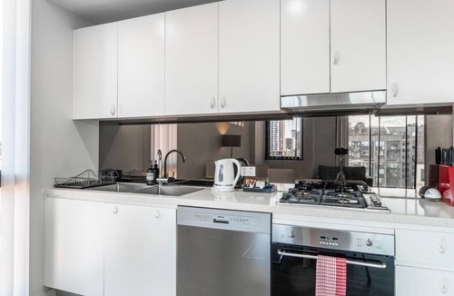 Rosebery Apartment | KozyGuru | Rosebery | Stylish Apt with Parking