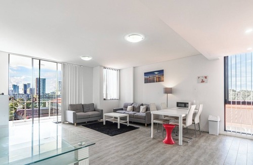 Rosebery Apartment | KozyGuru | Rosebery | Stylish Apt with Parking