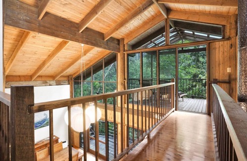 Kuranda Cabin | Kuranda Rainforest Chalet- Rainforest Retreat with Private Creek, Chef’s Kitchen & Spacious Deck
