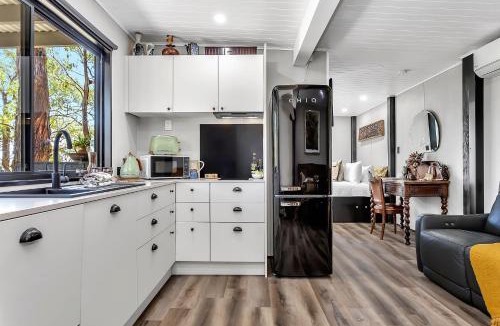 Crafers West House | KW Treehouse Luxury Private Farm Escape for 2 with Walking Trails