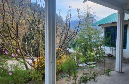Tosh Hotel | L'Ashrum Cafe & Inn