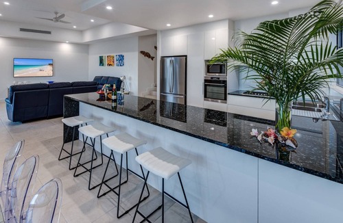 Hamilton Island Villa | La Bella Waters 1 Hamilton Island - oceanviews, golf buggy and transfer