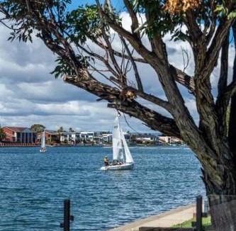 Tennyson House | La Brisa - Waterfront Retreat between Lake & Coast
