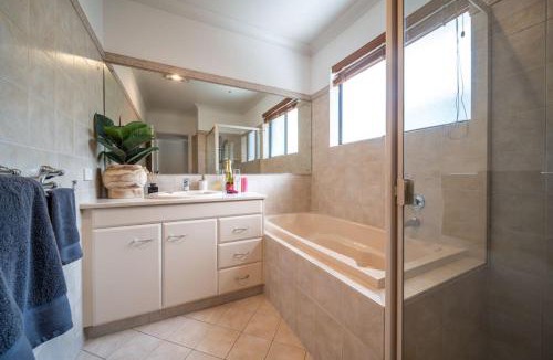 Tennyson House | La Brisa - Waterfront Retreat between Lake & Coast