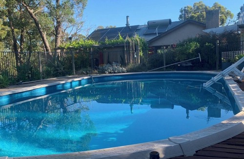 Ironbank Cottage | La cachette bushland hideaway in the Adelaide Hills on 13 acres, pool, hot tub.