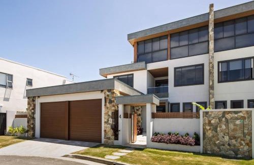 Labrador House | Labrador Living - Spacious Haven near Lagoon & Cafés