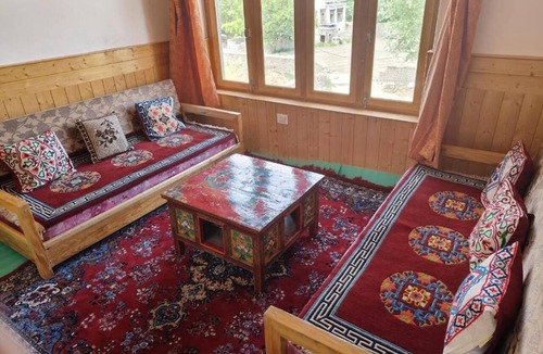 She House | Labrang Homestay
