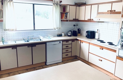 Mannering Park House | Lago Mac - dog friendly lake house with great sunsets