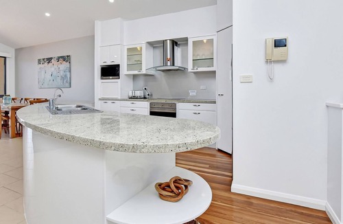 Coal Point House | Lake Escape – Tranquil Retreat by the Water