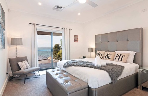 Arcadia Vale House | Lake Front Home - 4 Bedrooms - Pool & Jetty