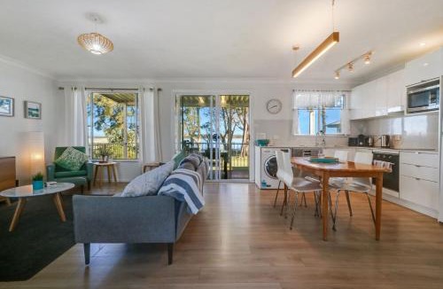 Budgewoi House | Lake Front Home Relax Unwind