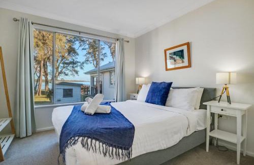 Budgewoi House | Lake Front Home Relax Unwind