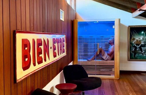 Budgewoi House | Lake front, mid-century house with sauna 3