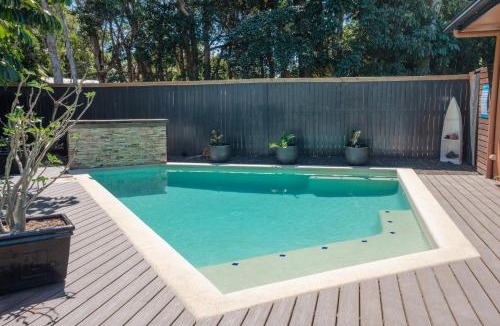 Trinity Beach House | Lake House, stroll to beach & cafes- Pets Welcome