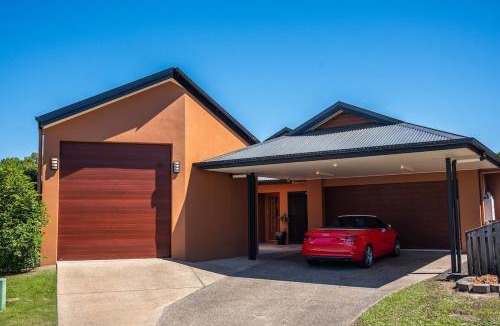 Trinity Beach House | Lake House, stroll to beach & cafes- Pets Welcome