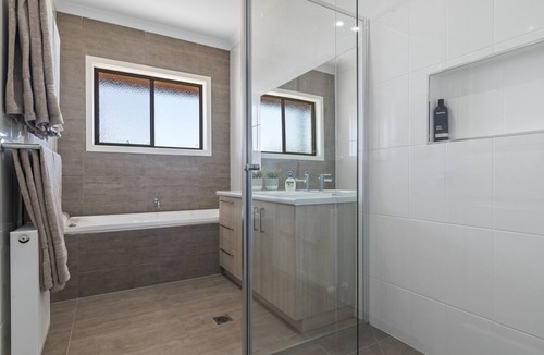 Mulwala House | Lake Mulwala Getaway * Modern Family Home * Wi-Fi