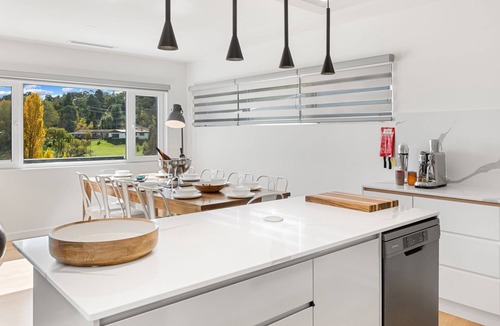 East Jindabyne House | Lake Villavista - 4BR Luxury Townhouse l Pet Friendly l Lake Views l WiFi l BBQ