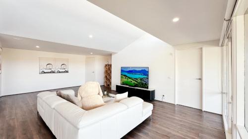 Patterson Lakes House | Lakefront 6B4B House by GoodLive