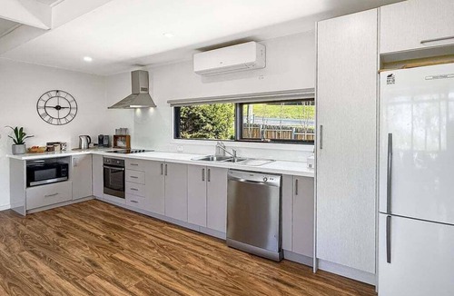 Bonnie Doon House | Lakefront Palms - Lakefront living, pet friendly home