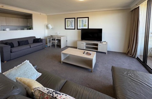 City West Apartment | Lakefront Panorama – Sky Collection Suite