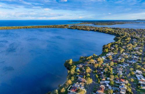 Halekulani House | Lakefront Peace and Relaxation