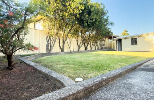 Koonawarra House | Lakefront Retreat - Pets- Parking - Games - Backyard