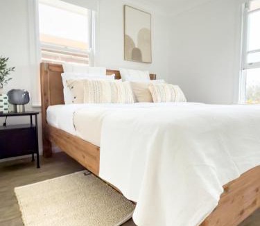 Koonawarra House | Lakefront Retreat - Pets- Parking - Games - Backyard