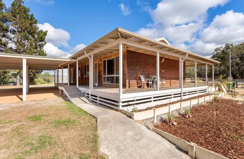 Allanson Cottage | Lakehouse with private lake access and beach