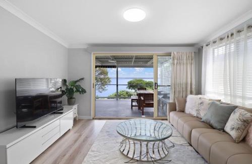 Toukley House | Lakeshore Retreat