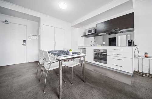 Greenway Apartment | Lakeside 1-Bed Unit Conveniently by Shops