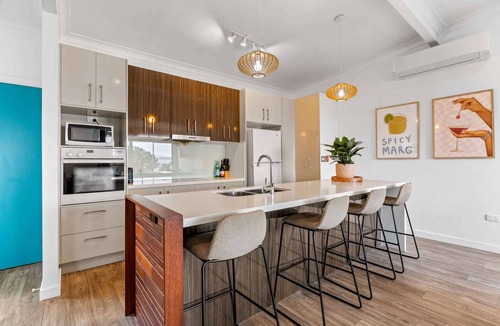 Buff Point Apartment | Lakeside 2-Bed Retreat with Sunny Balcony