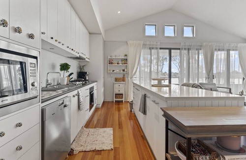 Sanctuary Lakes Apartment | Lakeside 3-Bed Family Home with Amazing Views