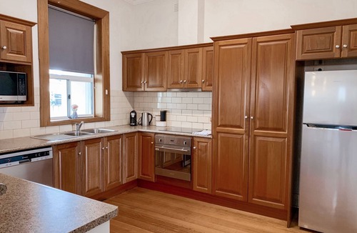 Mount Gambier House | Lakeside Cottage.5 minute walk to The Blue Lake