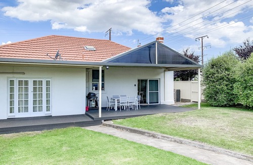 Mount Gambier House | Lakeside Cottage.5 minute walk to The Blue Lake