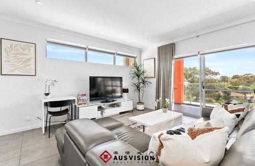Cannington Apartment | Lakeside Executive Retreat near Westfield Shops