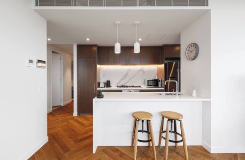Melbourne Apartment | Lakeside Five star Comfort w Uninterrupted Views