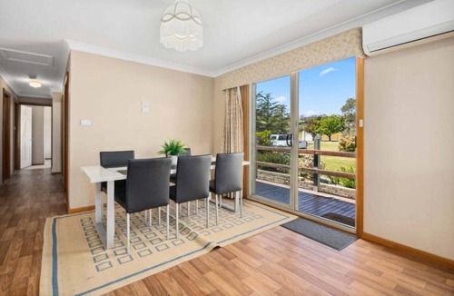 Yass House | Lakeside Luxurious, fully furnished 3-bedroom home