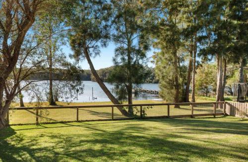 Kings Point House | Lakeside - relaxed 3 BR waterfront retreat