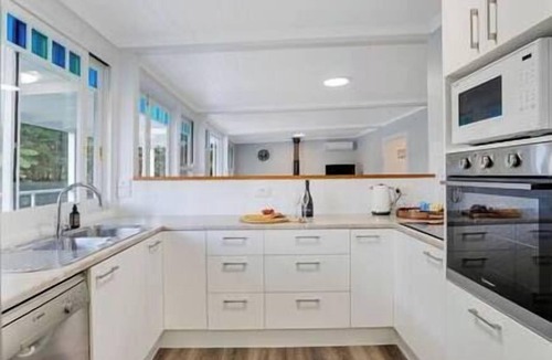 Booroobin House | Lakeside Retreat for 10 – Your Ultimate Getaway