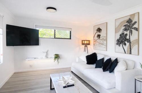 Urangan Apartment | Lakeside Views