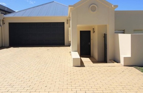 Mount Gambier Villa | Lakeside Villa
