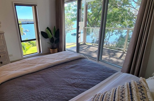 Eleebana House | Lakeside waterfront, beautiful boardwalk to cafes & shops