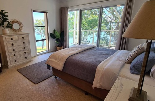 Eleebana House | Lakeside waterfront, beautiful boardwalk to cafes & shops