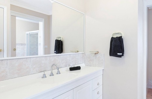 Chain Valley Bay House | Lakeview Oasis - Reserve waterfront cottage