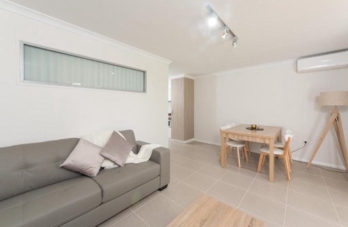 Rockingham Apartment | Lakeview Suite 17