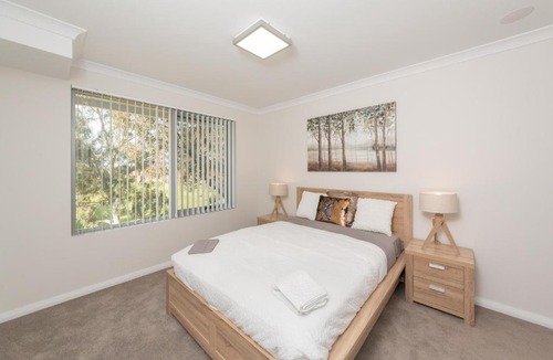 Rockingham Apartment | Lakeview Suite 19