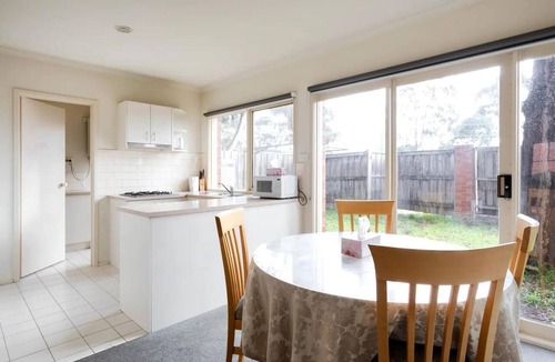 Oakleigh Hotel | Lamplighter Motel