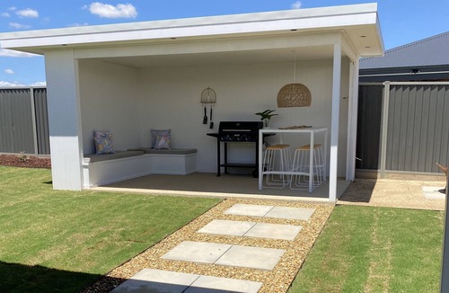 Yarrawonga House | Large 4 bedroom home sleeps 10 guests - on golf course