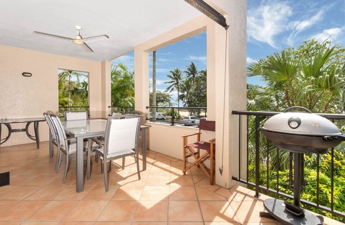 Yorkeys Knob Apartment | Large Beachfront Apartment
