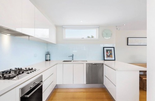 Saint Kilda South House | Large Bedroom with Courtyard Near St Kilda Beach